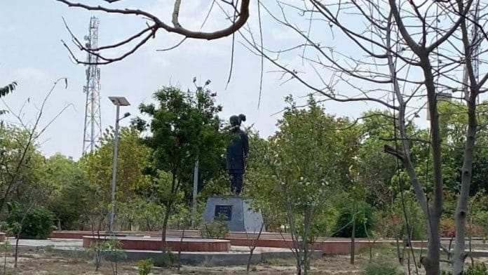 चौटाला गांव के अव्यवस्थित चौधरी देवी लाल पार्क में देवी लाल की प्रतिमा | फोटो: सुशील मानव/दिप्रिंट