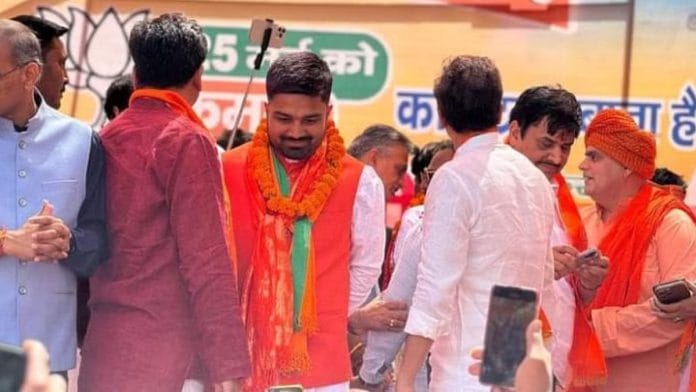 भाजपा में शामिल होने के बाद यूट्यूबर मनीष कश्यप | फोटो: एक्स/@ManishKasyapsob