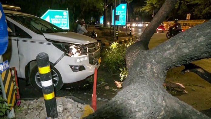 दिल्ली में बीती रात आए तूफान संबंधित घटनाओं में दो की मौत, 23 लोग घायल | फोटो: एएनआई