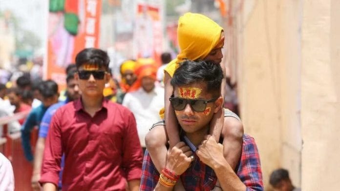 प्रतीकात्मक तस्वीर | विभिन्न राज्यों से श्रद्धालु राम जन्मभूमि मंदिर के दर्शन करने आए जो 5 मई को अयोध्या में प्रधानमंत्री नरेंद्र मोदी के शाम के रोड शो के गवाह बने | फोटो: सूरज सिंह बिष्ट/दिप्रिंट