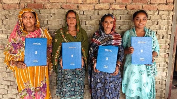 (बाएं से) राधा, लक्ष्मी, चंद्रकला और बावना 2014 में पाकिस्तान के सिंध प्रांत से भारत आए थे; 15 मई को परिवार के पांच सदस्यों को भारतीय नागरिकता प्रदान की गई | फोटो: मयंक कुमार/दिप्रिंट