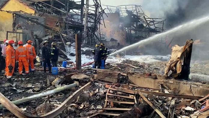गुरुवार को ठाणे के डोंबिवली में विस्फोट के बाद अग्निशमन कर्मी आग बुझाने का प्रयास करते हुए | एएनआई