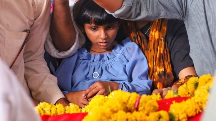 राजकोट अग्निकांड पीड़ितों के शव मिलने के बाद रोते-बिलखते परिवार के सदस्य | फोटो: मनीषा मोंडल/दिप्रिंट