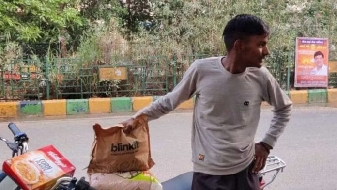 प्रतीकात्मक तस्वीर | भारत में काम करने वाला एक डिलीवरी पार्टनर | फोटो: शुभांगी मिश्रा/दिप्रिंट