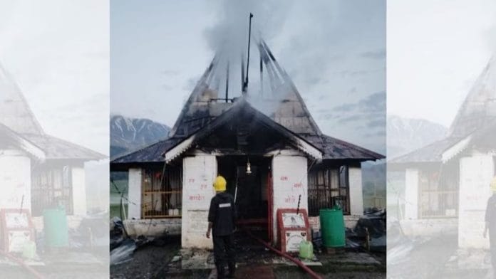 गुलमर्ग में जलकर खाक हुआ शिव मंदिर | फोटो: स्पेशल अरेंजमेंट