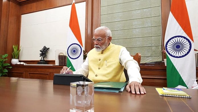 प्रधानमंत्री नरेंद्र मोदी ने तीसरी बार प्रधानमंत्री का पदभार संभालने के बाद सोमवार को पीएम किसान निधि की 17वीं किस्त जारी करने की अपनी पहली फाइल पर हस्ताक्षर किए | फोटो : एएनआई