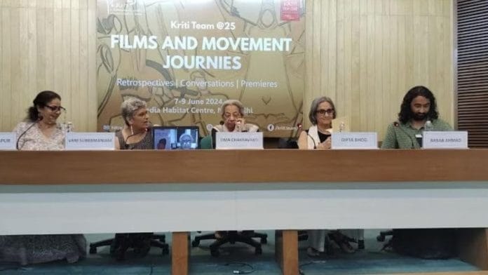 (बाएं से दाएं) आंचल कपूर, वाणी सुब्रमण्यम, अरुणा रॉय (स्क्रीन पर), उमा चक्रवर्ती, दीप्ता भोग और अरबाब अहमद 'फिल्म्स एंड मूवमेंट जर्नीज़' में | प्रसन्न बच्छाव/दिप्रिंट