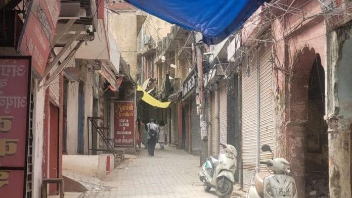 बाज़ार की वो गली जहां भीड़ ने हिंसा की | फोटो: सौरभ चौहान/दिप्रिंट