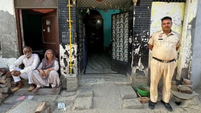 कोमल की उसके नाबालिग भाई द्वारा हत्या के बाद अनिल राजपूत के घर के बाहर तैनात पुलिसकर्मी | फोटो: सागरिका किस्सू/दिप्रिंट