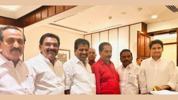 कांग्रेस नेता के सुरेश ने मंगलवार को इंडिया ब्लॉक उम्मीदवार के तौर पर लोकसभा अध्यक्ष पद के लिए नामांकन दाखिल किया। फोटो: एक्स/@PTI_News