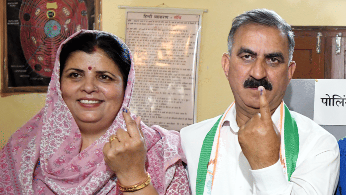 हिमाचल प्रदेश के मुख्यमंत्री सुखविंदर सिंह सुक्खू अपनी पत्नी के साथ | फाइल फोटो: एएनआई