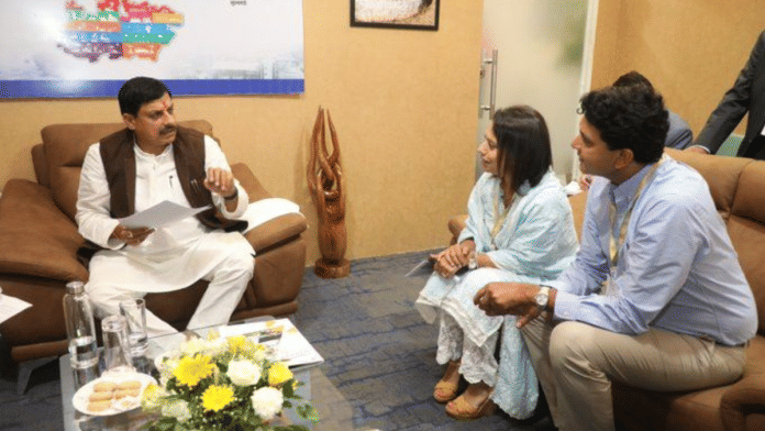 मुख्यमंत्री डॉ. मोहन यादव की Phoenix Group के सुमित कालिया से निवेश के संबंध में वन-टू-वन चर्चा | फोटो: फेसबुक/ CM Madhya Pradesh