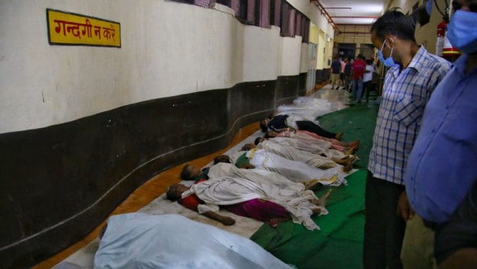 हाथरस में सत्संग के दौरान मची भगदड़ में 121 लोगों की मौत हो गई. शवों को पहचान के लिए जिला अस्पताल में रखा गया है | फोटो: मनीषा मोंडल/दिप्रिंट