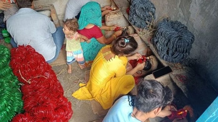 फिरोजाबाद में चूड़ी जोड़ने के काम में लगे मज़दूर | फोटो: कृष्ण मुरारी/दिप्रिंट