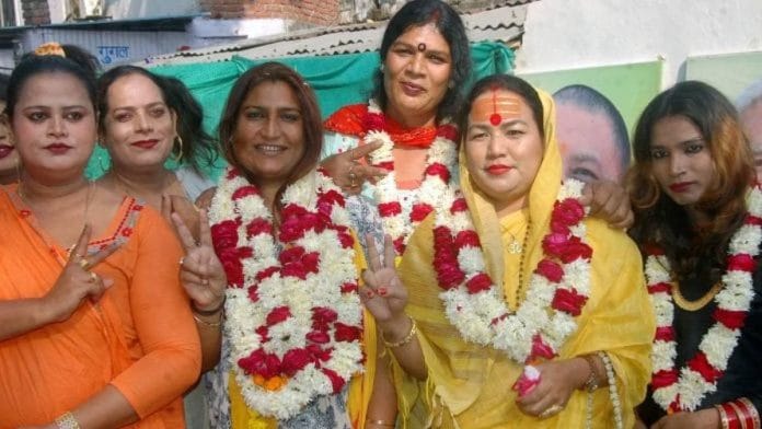 दिसंबर 2021 में लखनऊ में किन्नर समुदाय के सदस्यों के साथ सोनम किन्नर (बाएं से तीसरी) | फोटो: एएनआई