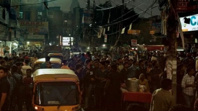 दिल्ली में यूपीएससी कोचिंग हब ओल्ड राजिंदर नगर की प्रतिकात्मक तस्वीर. कई छात्र यहां और आस-पास के तंग घरों में रहते हैं, सीमित बजट के कारण सड़क किनारे के खाने-पीने की दुकानों पर खाना खाते हैं। फोटो: एएनआई/फाइल