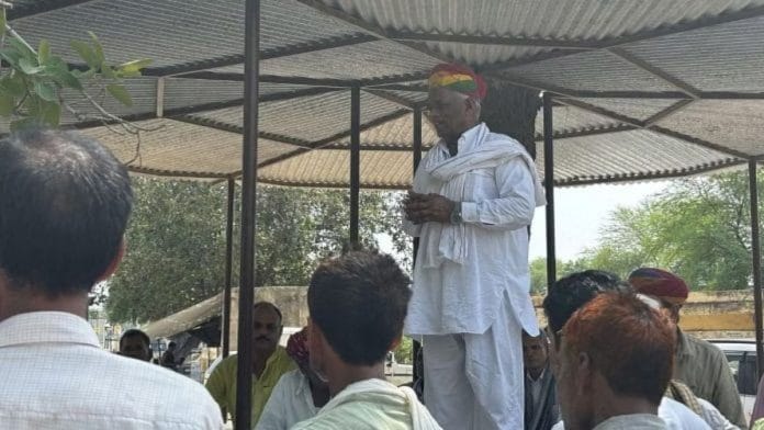 सीकर के सांसद अमरा राम लोकसभा चुनाव में जीत के बाद अपने समर्थकों के बीच | फोटो: वंदना मेनन/दिप्रिंट