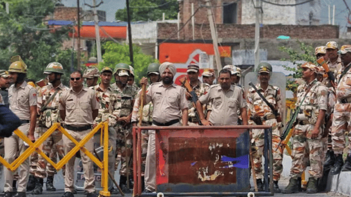 2023 में नूंह के प्रवेश द्वार पर तैनात पुलिसकर्मियों की फाइल फोटो | प्रवीण जैन/दिप्रिंट