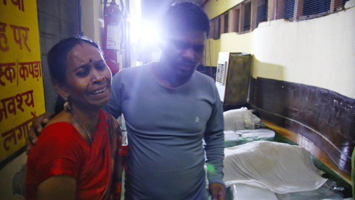 हाथरस के बागला अस्पताल में भगदड़ में मारे गए लोगों के शोकाकुल परिजन | फोटो: मनीषा मोंडल/दिप्रिंट