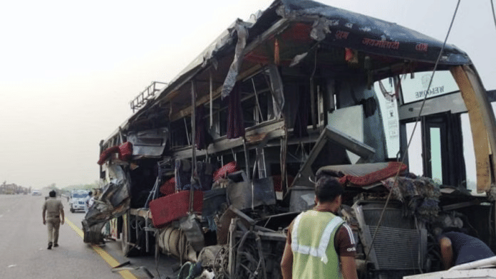 उन्नाव जिले में दुर्घटना के बाद बस के क्षतिग्रस्त अवशेष | पीटीआई