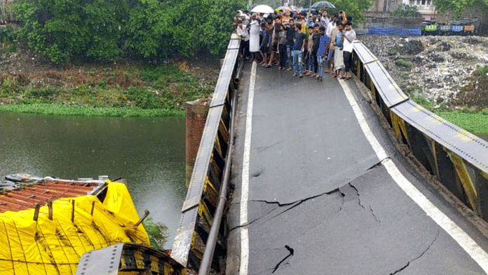 पटना के फतुहा में लोडेड ट्रक के पलट जाने से पुनपुन नदी पर बना 136 साल पुराना लोहे का पुल ढह गया | एएनआई