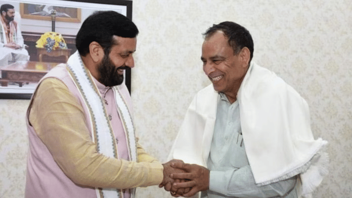 हरियाणा के सीएम नायब सैनी (बाएं) बडोली (दाएं) को बधाई देते हुए | एक्स: @NayabSainiBJP