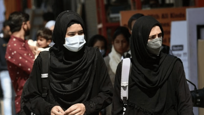 हिज़ाब पहनी मुस्लिम महिलाओं की प्रतीकात्मक तस्वीर