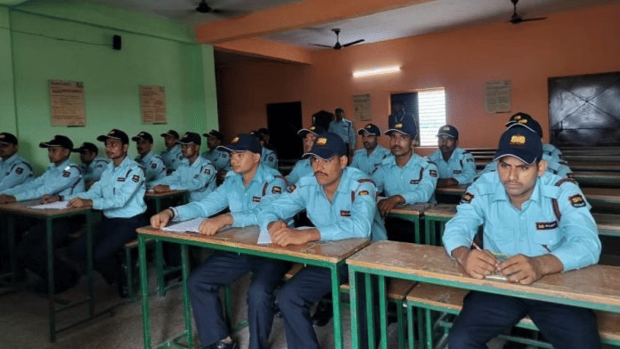 दिल्ली के नजफगढ़ में एसआईएस सुविधा में ट्रेनिंग लेते सिक्योरिटी गार्ड | फोटो: शुभांगी मिश्रा/दिप्रिंट