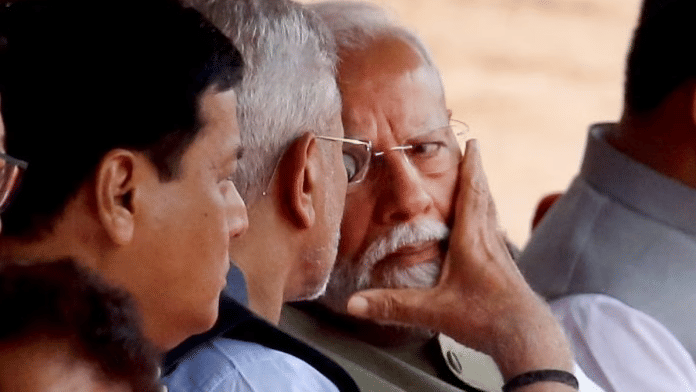 औपचारिक स्वागत समारोह में प्रधानमंत्री मोदी एस. जयशंकर से बात करते हुए | फोटो: प्रवीण जैन/दिप्रिंट