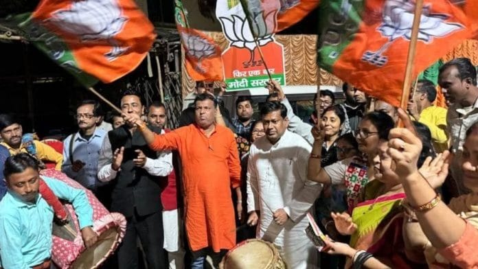 पश्चिम बंगाल भाजपा अध्यक्ष सुकांत मजूमदार ने भाजपा के दक्षिण दिनाजपुर जिला कार्यालय में पार्टी कार्यकर्ताओं के साथ केंद्र द्वारा सीएए नियमों को अधिसूचित किए जाने का जश्न मनाया | फोटो: सुकांत मजूमदार/एक्स