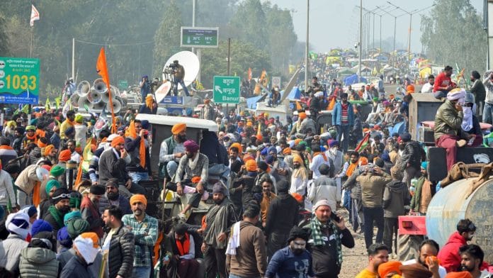 'दिल्ली चलो मार्च' के दौरान पंजाब-हरियाणा शंभू सीमा पर बड़ी संख्या में किसान | फोटो: एएनआई