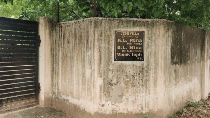 नयाबास में लोग अपने नेमप्लेट पर अपनी सर्विस को गर्व से दर्शाते हैं. गांव के करीब 500 लोग वर्तमान में सरकारी नौकरी में हैं | फोटो: कृष्ण मुरारी/दिप्रिंट