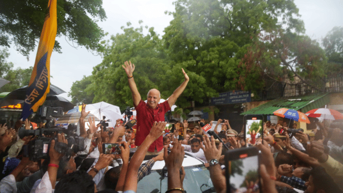 दिल्ली के पूर्व उपमुख्यमंत्री और आम आदमी पार्टी (आप) के नेता मनीष सिसोदिया शुक्रवार को दिल्ली आबकारी नीति मामले में सुप्रीम कोर्ट द्वारा जमानत दिए जाने के कुछ घंटों बाद तिहाड़ जेल से बाहर आए | फोटो: सूरज सिंह बिष्ट/दिप्रिंट