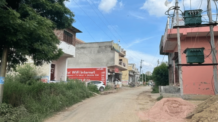 गाजियाबाद के राज नगर एक्सटेंशन के मोरटा गांव में सांप जीवन का एक हिस्सा हैं | फोटो: अंतरा बरुआ/दिप्रिंट