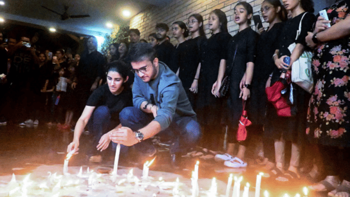 कोलकाता में बुधवार को आरजी कर की पीड़िता के साथ एकजुटता दिखाने के लिए सौरव गांगुली और उनकी बेटी सना मोमबत्ती जलाकर श्रद्धांजलि देते हुए | ANI