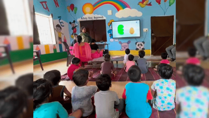 गाजियाबाद आंगनवाड़ी में डिजिटल बोर्ड से सीखते बच्चे | फोटो: स्पेशल अरेंजमेंट