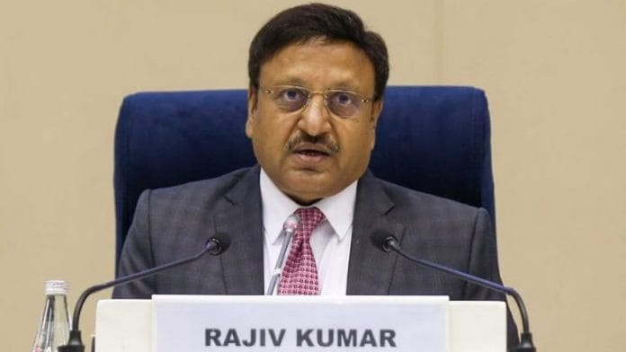 मुख्य चुनाव आयुक्त राजीव कुमार एक प्रेस कॉन्फ्रेंस को संबोधित करते हुए | फोटो: सूरज सिंह बिष्ट/दिप्रिंट