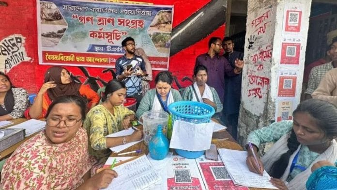 ढाका विश्वविद्यालय की रौनक जहान (पीले रंग में) और अशरीफा खातून (फूलों में) ढाका में अन्य छात्रों के साथ बाढ़ राहत प्रयासों में सहायता कर रही हैं | अनन्या भारद्वाज | दिप्रिंट