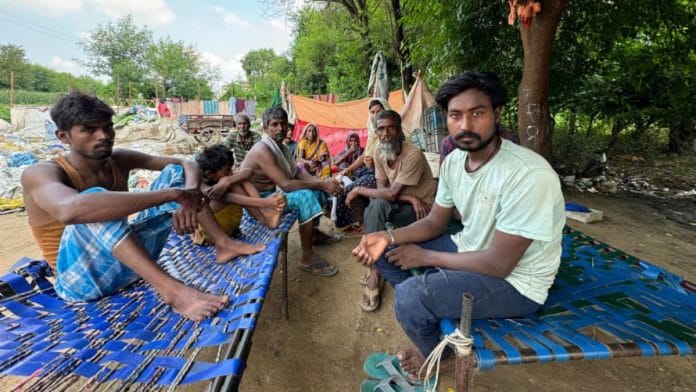 ज़हीर उल इस्लाम (दाएं) और उनका परिवार काम पर नहीं गया क्योंकि वे असुरक्षित महसूस कर रहे हैं | फोटो: सागरिका किस्सू/दिप्रिंट