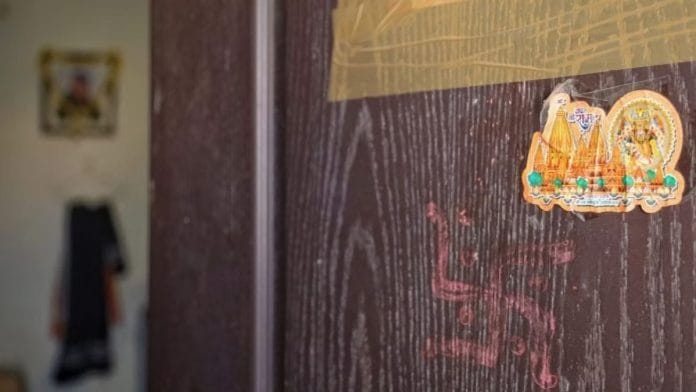 घर का मैन गेट खुलते ही सबसे पहले आर्यन का मुस्कुराता हुआ चेहरा दिखाई देता है | फोटो: मनीषा मोंडल/दिप्रिंट