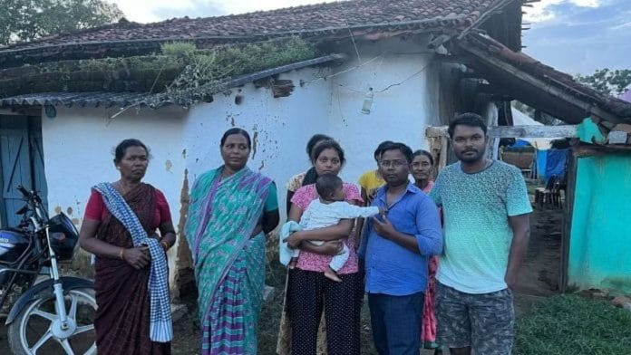 रांची में अपने घर के सामने विकास लिंडा का परिवार. 22-वर्षीय विकास लिंडा ने एक्साइज कांस्टेबल पद के लिए फिजिकल टेस्ट में हिस्सा लेने के लिए साहिबगंज तक 12 घंटे की बस यात्रा की | फोटो: नूतन शर्मा/दिप्रिंट