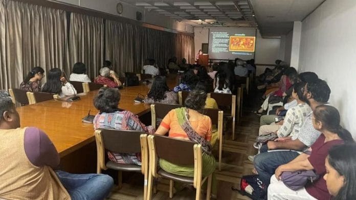 जेएनयू की प्रोफेसर आर. महालक्ष्मी ने दिल्ली के आईसीसी में ‘रस, गुण और आहार्य: भारतीय उपमहाद्वीप की खाद्य संस्कृतियों में अवधारणाएं, अभ्यास और प्रतीकवाद’ विषय पर व्याख्यान दिया | फोटो: त्रिया गुलाटी/दिप्रिंट