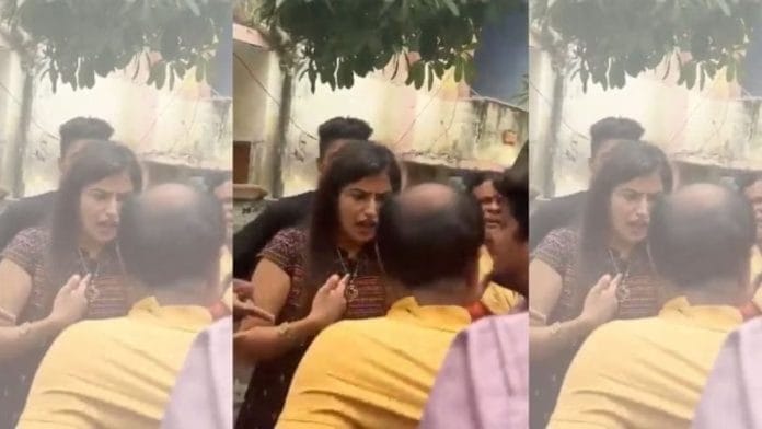 कांग्रेस नेता रोशनी कुशल जायसवाल द्वारा भाजपा आईटी सेल के राजेश सिंह से वाराणसी में उनके घर के बाहर भिड़ने के कथित वीडियो का स्क्रीनशॉट | क्रेडिट: एक्स/सुरेंद्र राजपूत