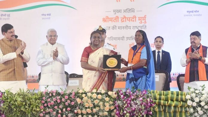 राष्ट्रपति द्रौपदी मुर्मू ने मध्य प्रदेश के उज्जैन में सफाई मित्र सम्मेलन को संबोधित किया और इंदौर-उज्जैन सिक्स लेन सड़क परियोजना की आधारशिला रखी | फोटो: एक्स/@rashtrapatibhvn