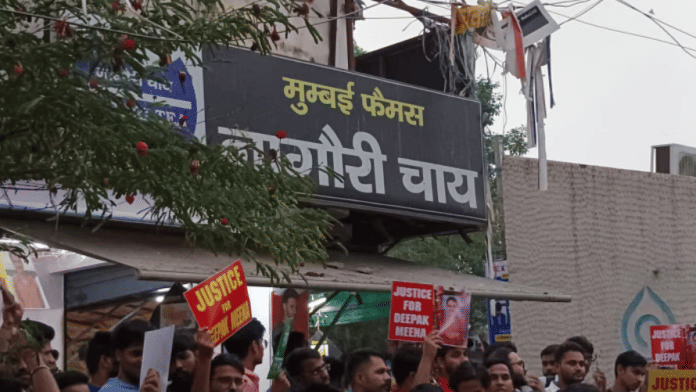 मंगलवार शाम को मुखर्जी नगर में दीपक कुमार मीणा के लिए न्याय की मांग करते हुए यूपीएससी एस्पिरेंट्स कैंडललाइट मार्च में शामिल हुए | फोटो: स्पेशल अरेंजमेंट