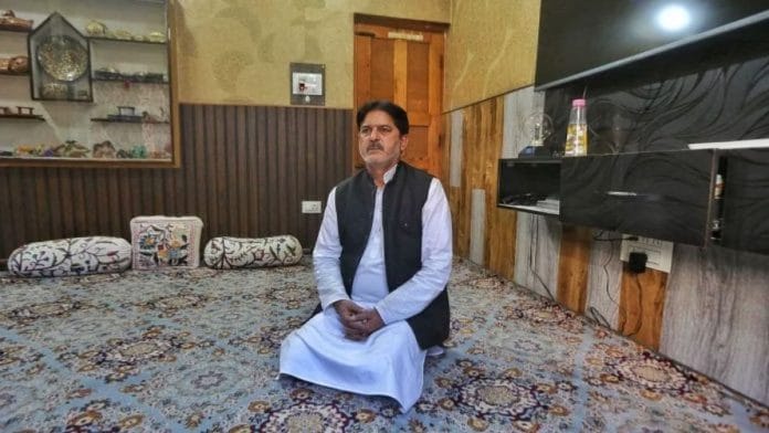 सोपोर में अपने घर पर एजाज़ अहमद गुरु | फोटो: प्रवीण जैन/दिप्रिंट