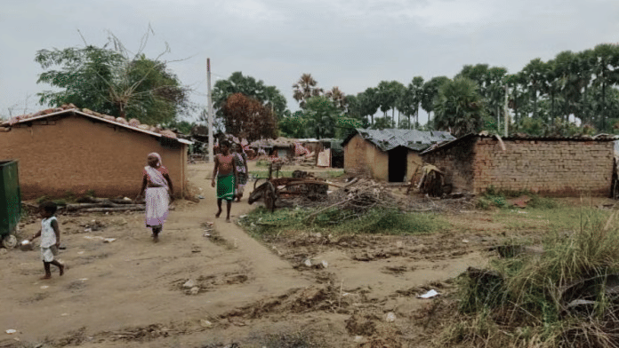 बिहार के नवादा जिले की एक दलित बस्ती के 80 में से 34 घर जलकर राख हो गए हैं | फोटो: कृष्ण मुरारी/दिप्रिंट