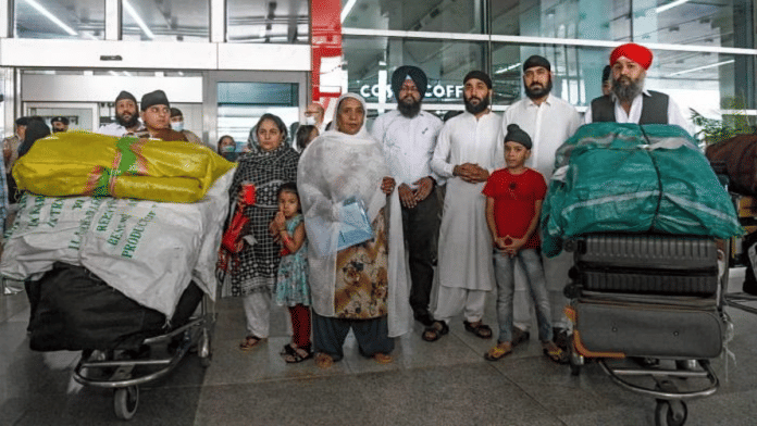 काबुल से दिल्ली के इंदिरा गांधी अंतर्राष्ट्रीय हवाई अड्डे पर पहुंचे अफगान सिखों की फाइल फोटो | एएनआई