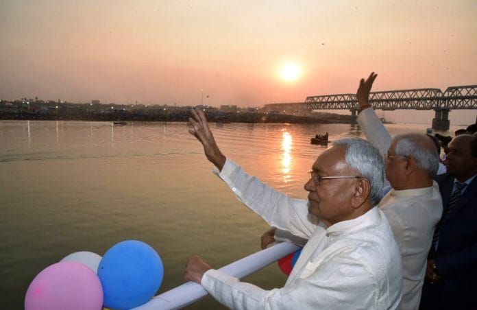 प्रतीकात्मक तस्वीर | बिहार के राज्यपाल राजेंद्र विश्वनाथ आर्लेकर और राज्य के मुख्यमंत्री नीतीश कुमार पटना में 2023 के छठ पूजा समारोह के दौरान गंगा नदी के घाटों का दौरा करते हुए | एएनआई