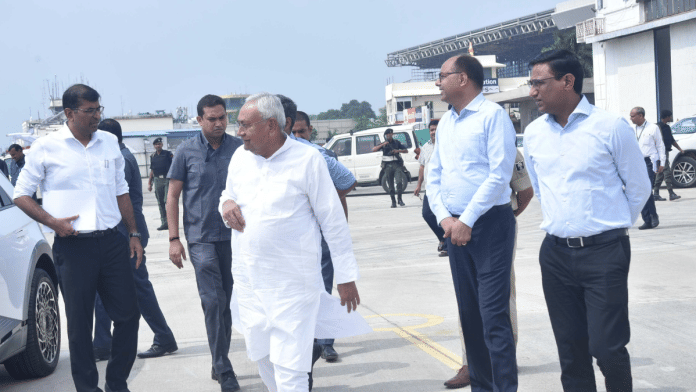 बिहार के CM नीतीश कुमार ने बाढ़ प्रभावित क्षेत्रों और राज्य में किए जा रहे राहत कार्यों का ज़ायजा लिया | फोटो: स्पेशल अरेंजमेंट